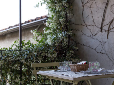 tavolo-apparecchiato-in-terrazza