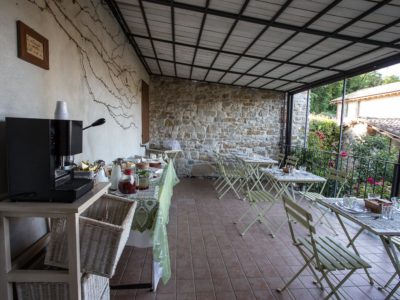 terrazza-con-il-buffet-colazioni